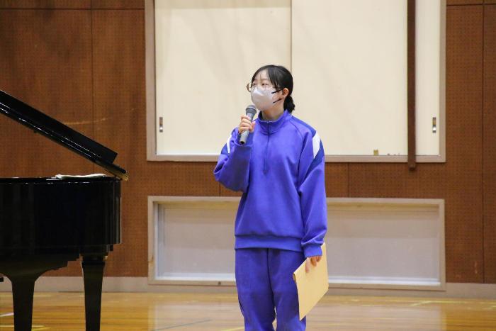 対面式ではじめの言葉を述べる生徒会執行部の生徒