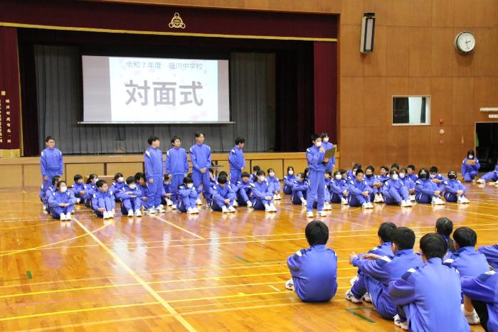 新入生に部活動紹介をする部長と部員たち