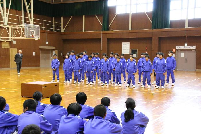 合唱交流で卒業合唱を披露する新入生