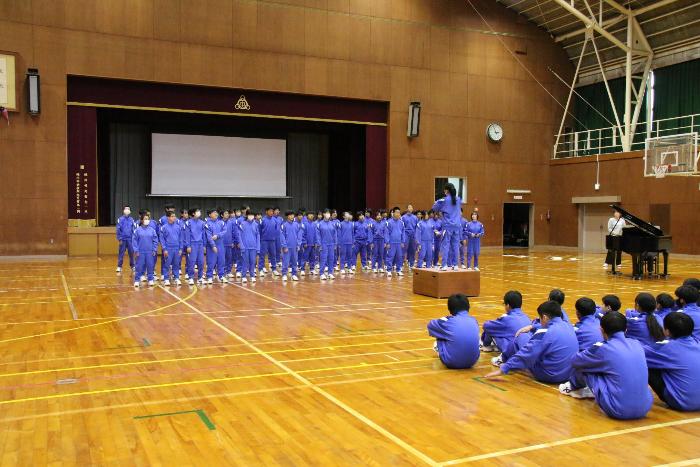 歓迎合唱で「君が明日とよぶものを」を披露する2・3年生