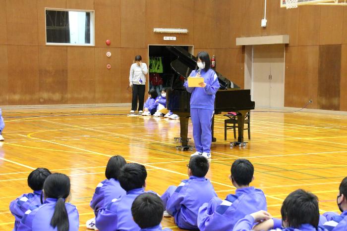 終わりの言葉を述べる生徒会執行部の生徒