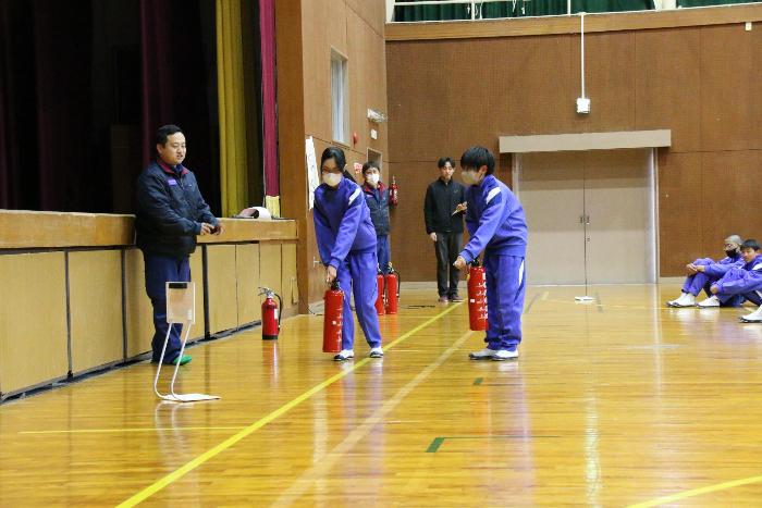 消火器の使い方を実演する代表生徒