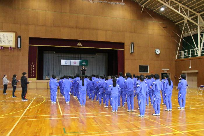 杵振り花馬祭りの成功を称える全校生徒による一丁締め