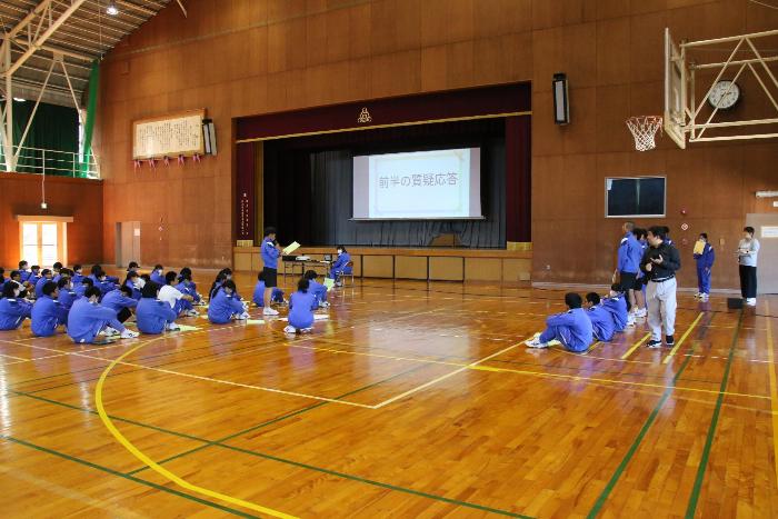 生徒会役員の提案について質疑する生徒