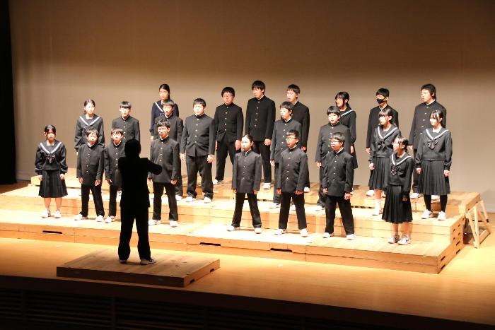 合唱祭で歌う1年生