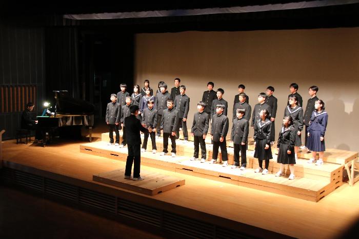 合唱祭で歌う2年生