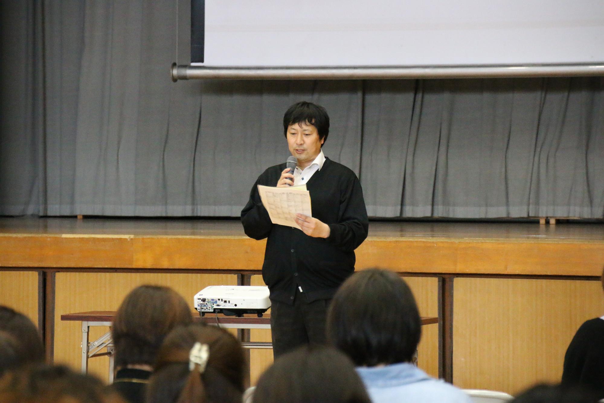 PTA総会の中で活動方針を話す令和7年度PTA会長