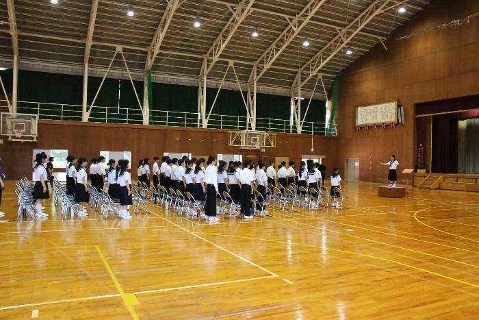 大きな声で校歌を歌う全校生徒