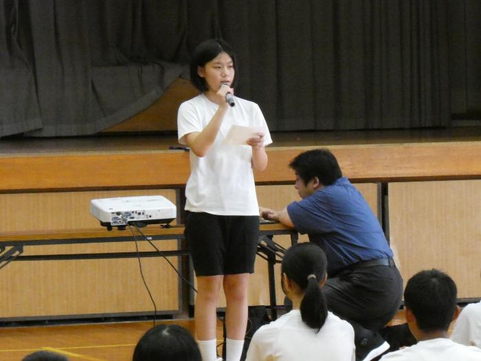 集会の中でⅢ期の目標について話をする生徒会長
