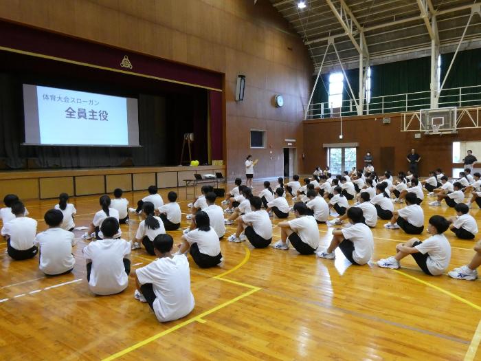 集会の中でスローガンを発表する生徒会執行部