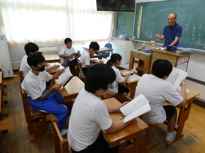 歌舞伎保存会の方の指導のもとで台本を読む中学生