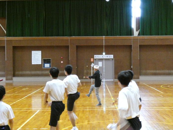 地域指導者を先頭に杵振りを練習する生徒