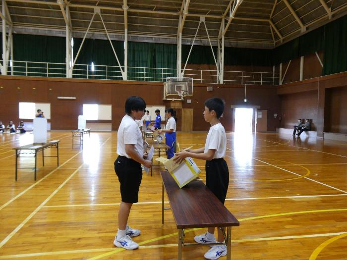 投票前に霊票確認をする生徒