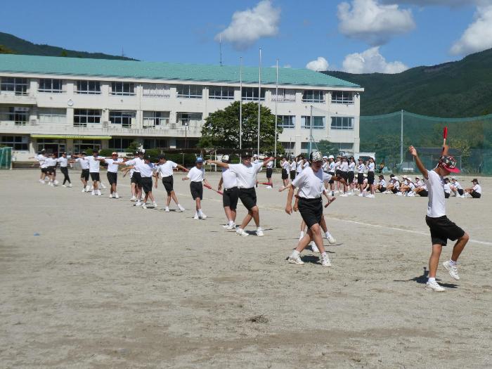 競技となった杵振りを踊る生徒