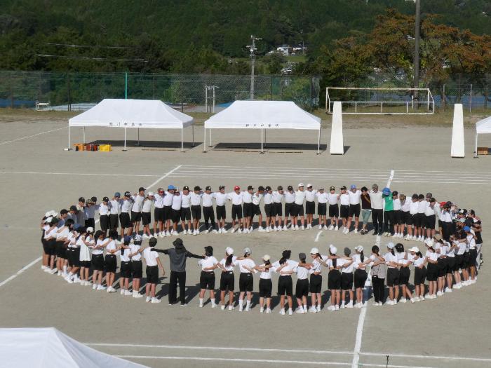体育大会前日、円陣を組み気合いを入れる生徒と職員