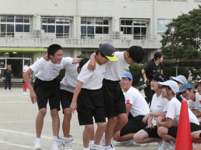 選択種目の二人三脚でバトンを受け取り走り出す生徒
