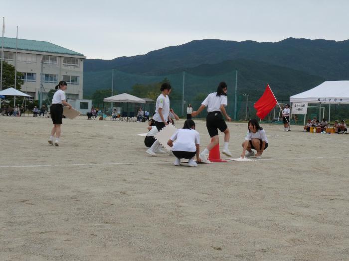 3年学年種目で、折り返し地点のコーンを回る生徒たち