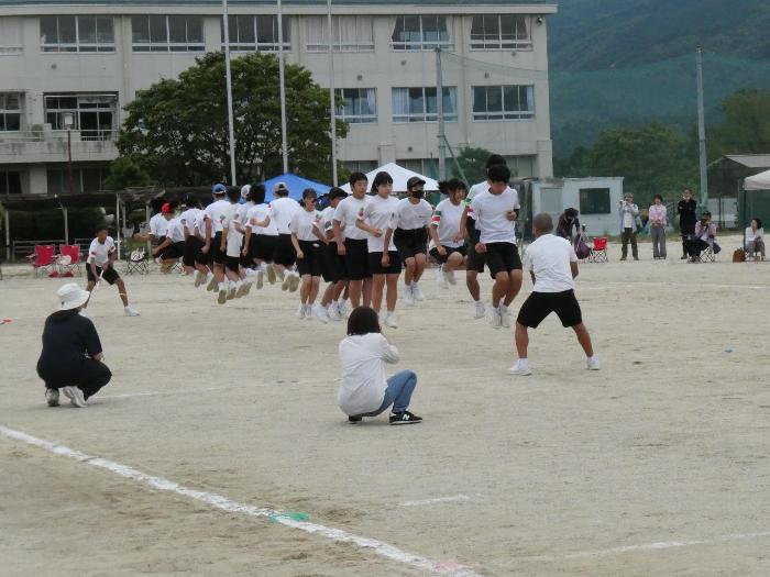 全校種目のチームジャンプでタイミングを合わせて跳ぶ生徒たち