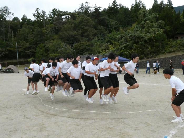 全校種目のチームジャンプで間隔をつめて跳ぶ生徒たち