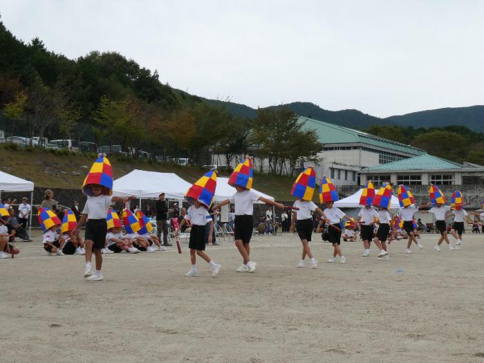 杵振りを踊る白団の男子生徒