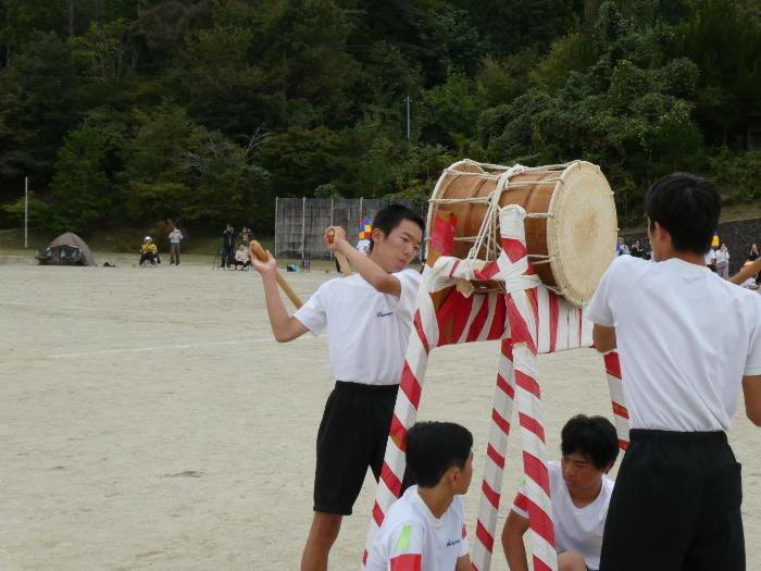 太鼓を叩く白団の生徒