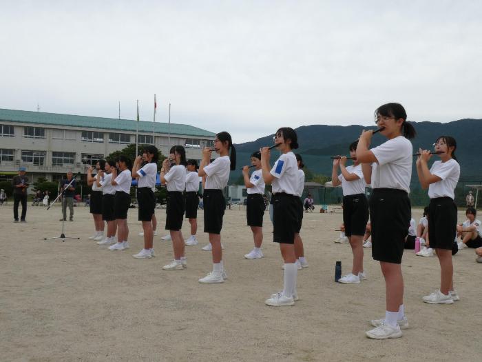 お囃子を演奏する白団の女子生徒