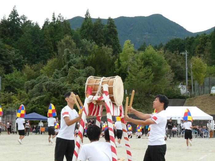 太鼓を叩く赤団の生徒