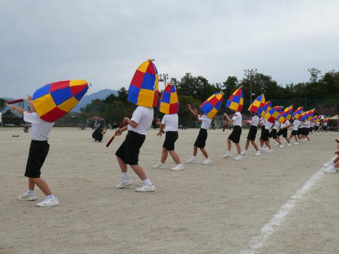 杵振りを踊る赤団の男子生徒