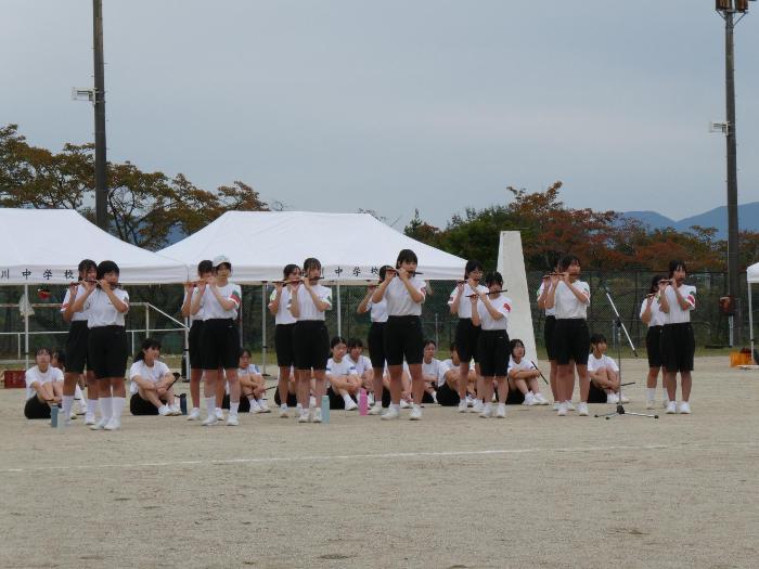 お囃子を演奏する赤団の女子生徒