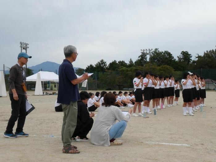 審査席から離れ、生徒の近くで審査する審査員