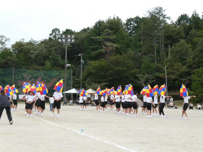 演技を終え、杵振り下りの演技で退場する生徒たち