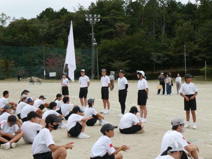 解団式で話をする団リーダーたち