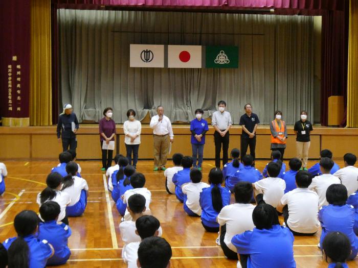 生徒の前で自己紹介する講師の防災士協議会の皆さん