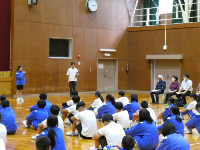 終わりの会で講師の防災士の皆さんに感想とお礼を伝える代表生徒