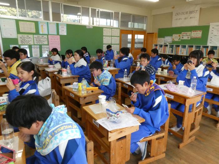 歯を磨き汚れをチェックする1年生