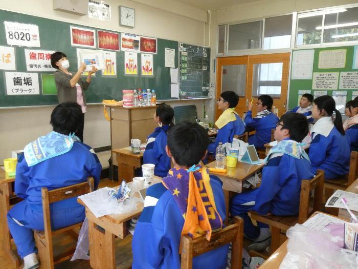 歯科指導をする歯科衛生士の先生と話を聞く1年生