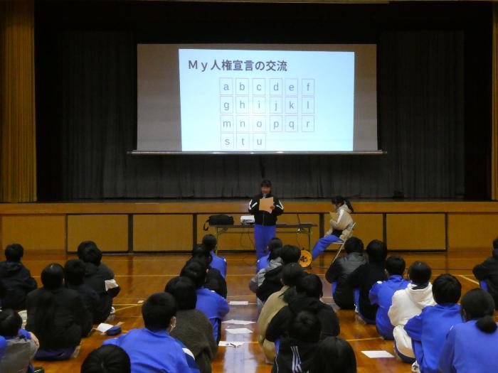 ひびきあい集会について説明する生徒会執行部