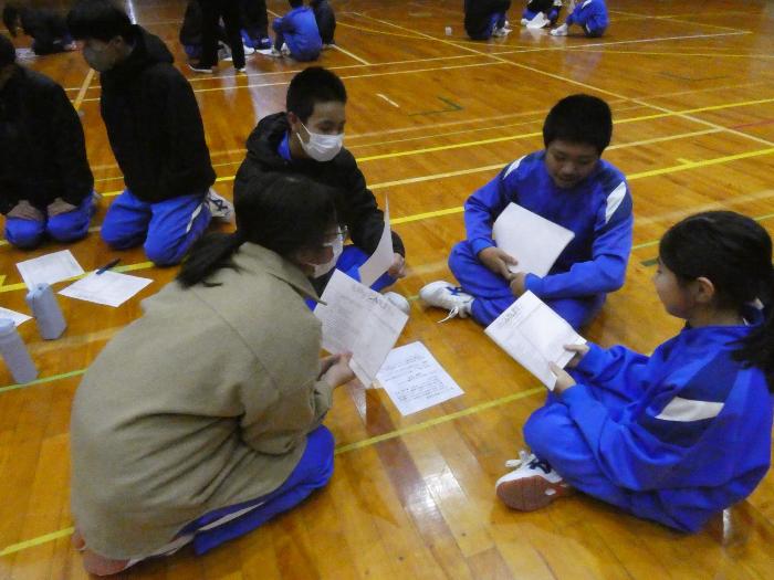 異学年の小集団で交流する生徒