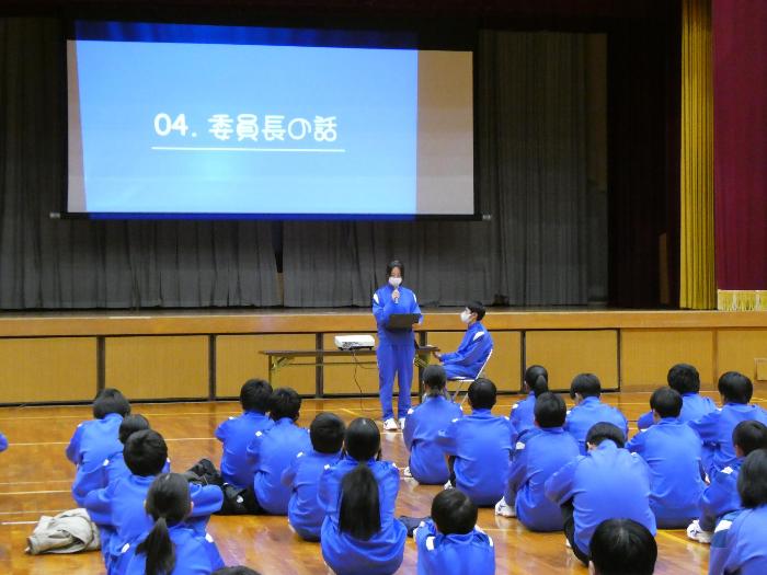 全校生徒の前で話をする環境委員長
