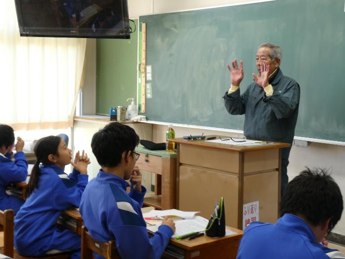 1年生の前で里山について説明する西山区長会長