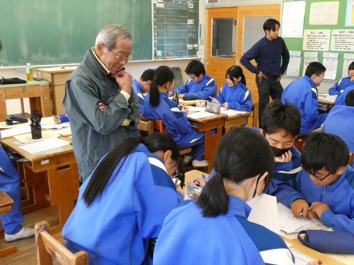 班で話し合う1年生とそれを見守る西山区長会長