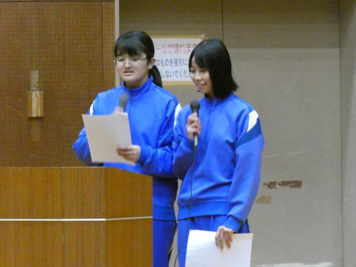 全校生徒の前で社会福祉大会の発表を行う代表生徒2名