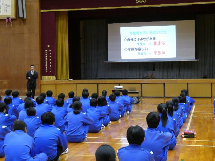 全校生徒の前で後期前半の振り返りをする校長