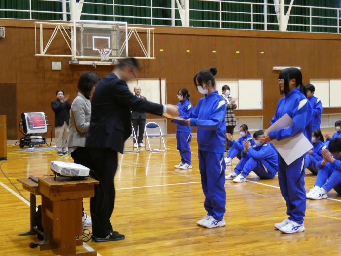 表彰を受ける生徒たち