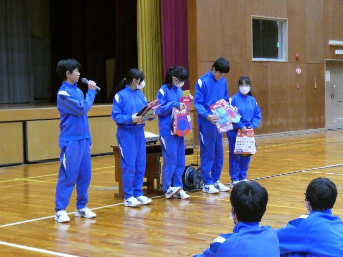 梅ジュースの収益で購入したレク道具を披露する生徒会執行部