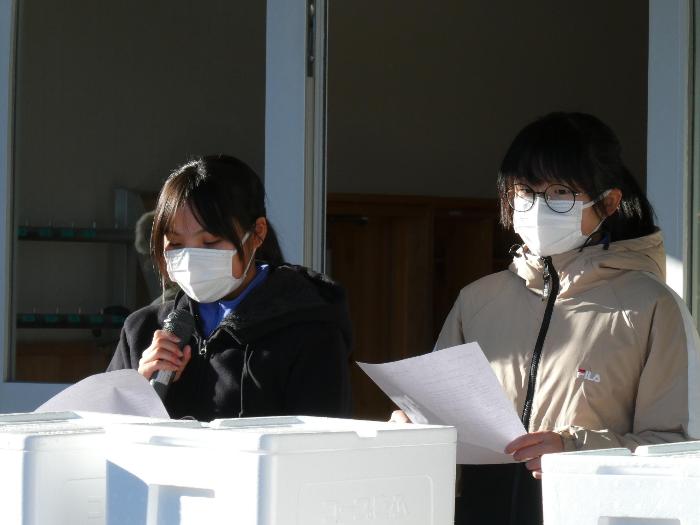 出発式で司会進行を務める生徒会執行部