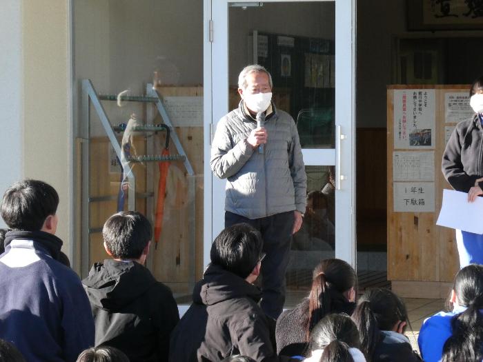 社協代表として生徒に依頼をする西山昌幸区長会長