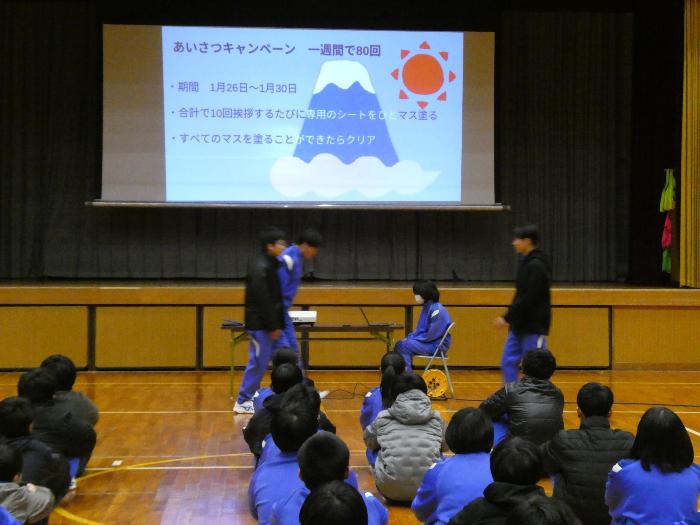 よい挨拶と悪い挨拶について寸劇で説明する生活委員