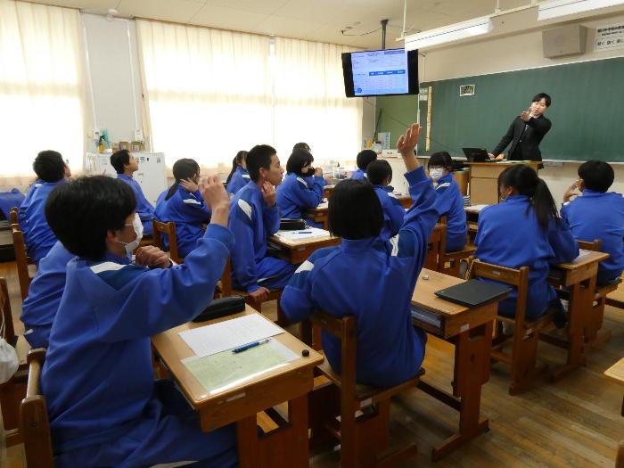 社会の授業の中で、租税について話をする講師