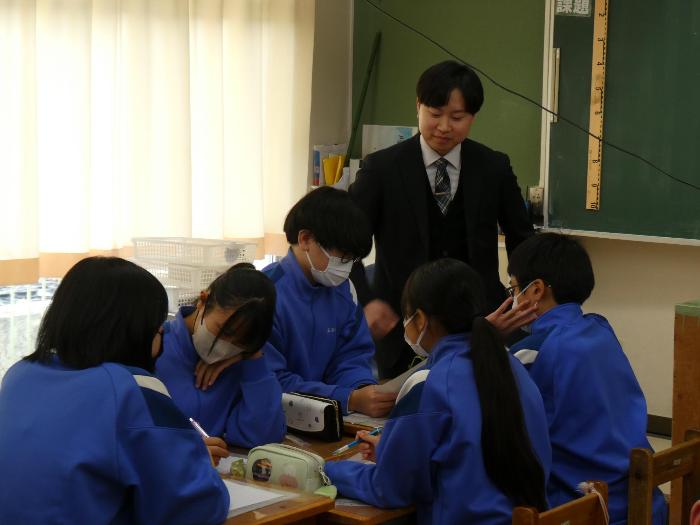 税金の使い方や負担について話し合う生徒たち